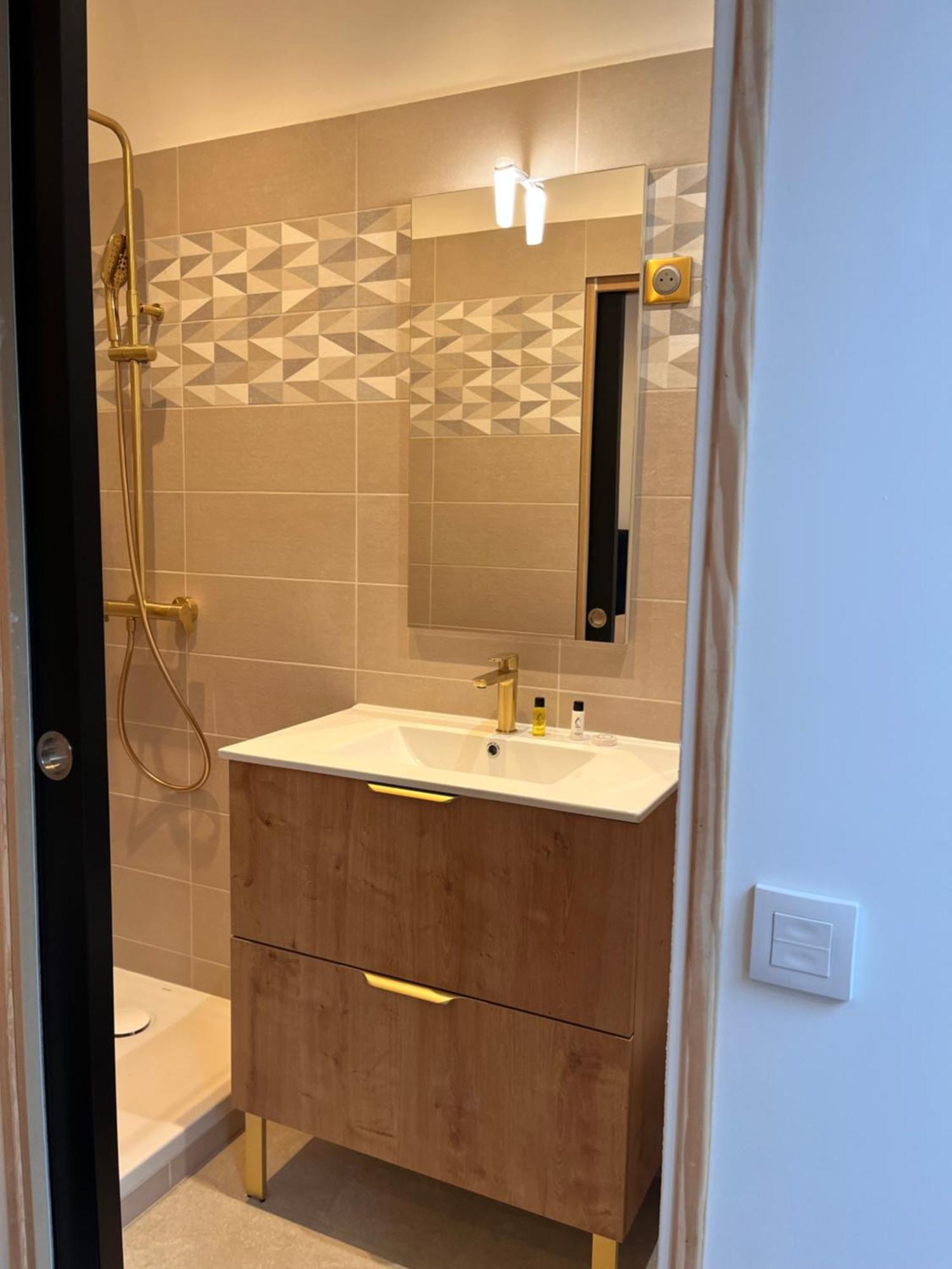 Parmain Hdg Hotel Gare De L'Isle Adam Appart'S Hotel מראה חיצוני תמונה